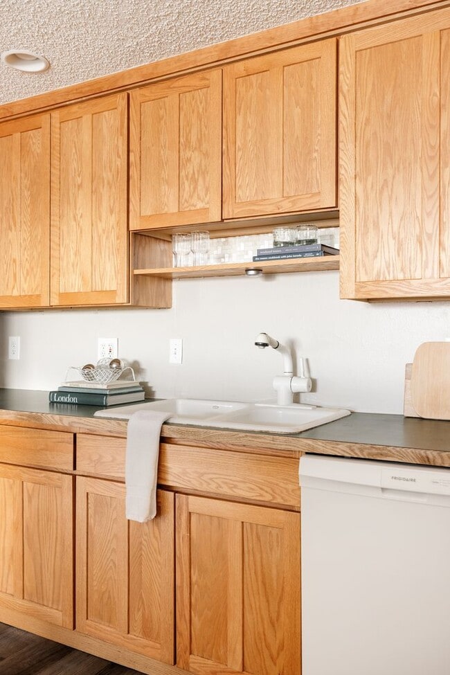 Building Photo - Top-Floor 2BA, 1BA Cap Hill Condo with Par...