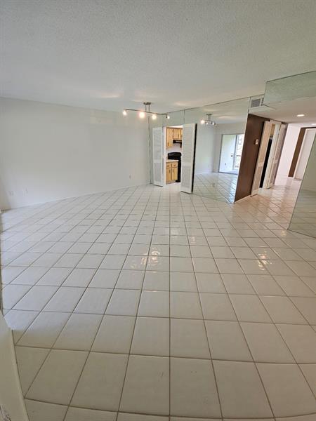 Building Photo - 4114 Inverrary Dr