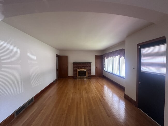 Building Photo - 1123 Franklin Turnpike