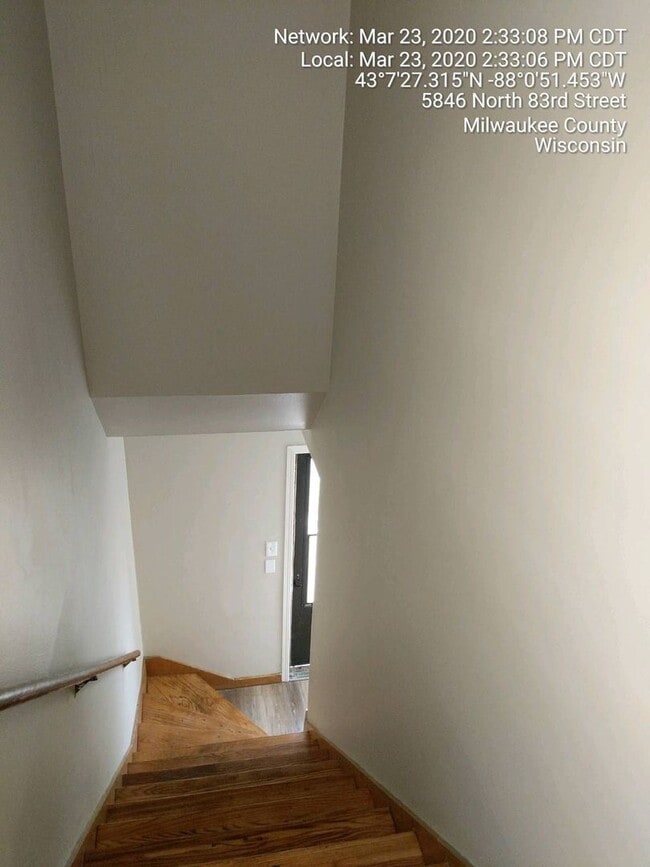 Building Photo - Gorgeous 3 Bed Upper Available with shared Garage & Hardwood floors, Appliances incl.