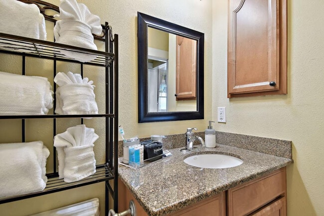 Building Photo - 509 S Willow Ave