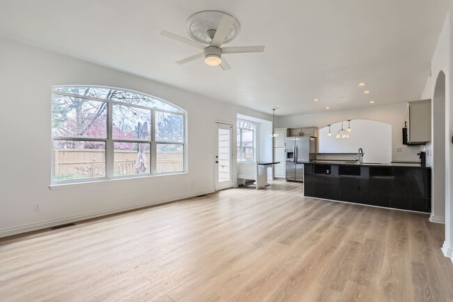 Building Photo - **Spacious, Light-Filled 4 bed, 4 bath wit...