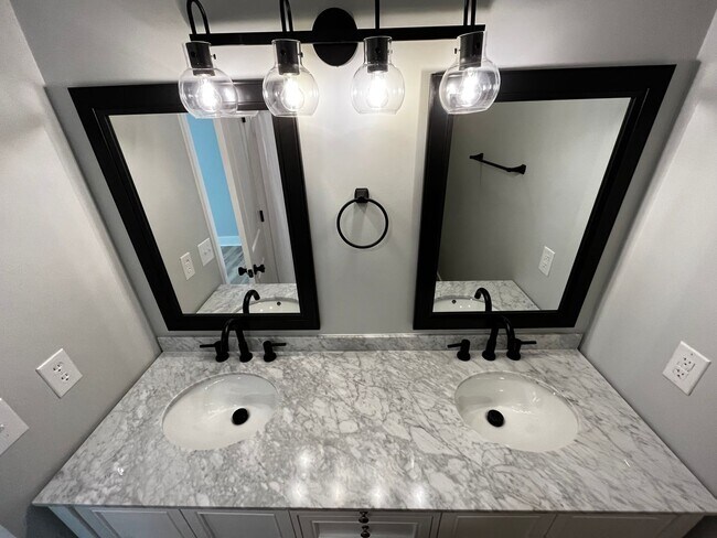 Building Photo - 4Bed/3Bath Renovated Student friendly housing