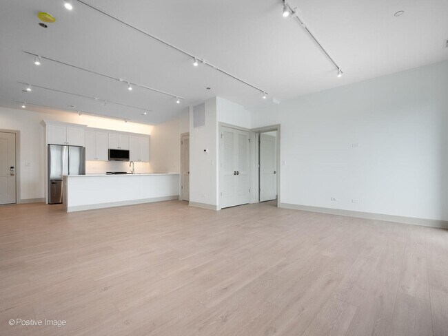 Building Photo - 3202 N Racine Ave