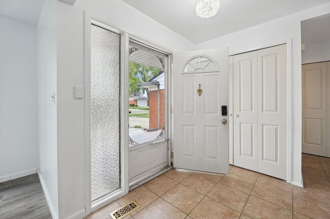 Building Photo - Move-In Ready 4 bedroom, 3 bathroom Home i...