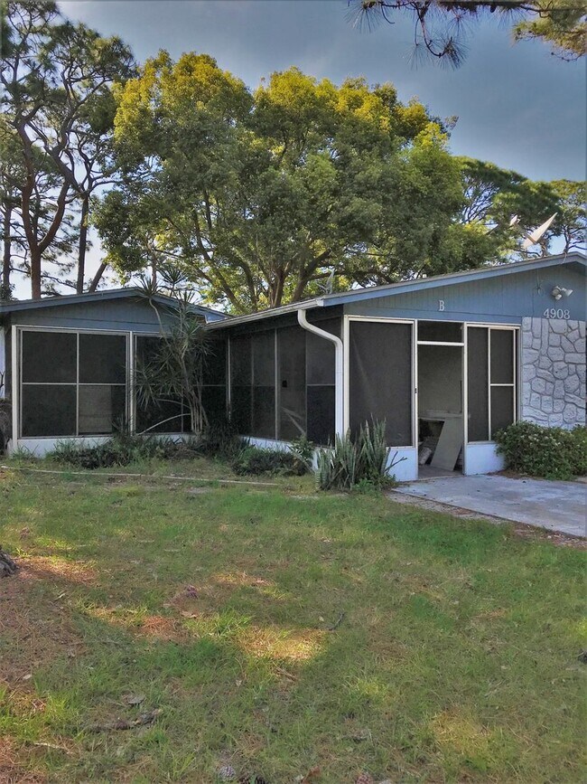 Building Photo - Holiday Heights