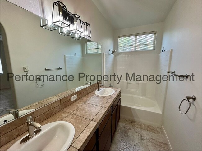 Building Photo - Spacious 4 Bed/2 Bath Home in SW Bakersfie...