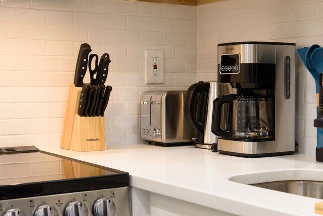 Building Photo - 240e E 75th St