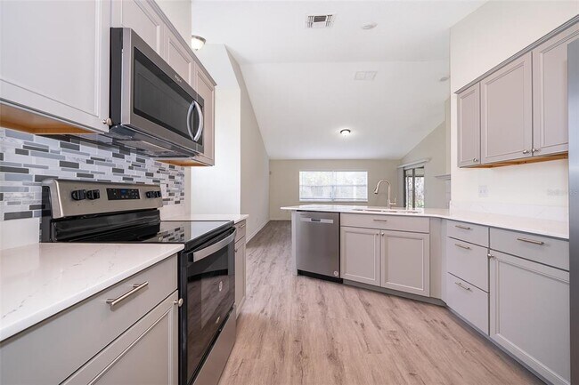 Building Photo - 2425 Rolling Broak Dr