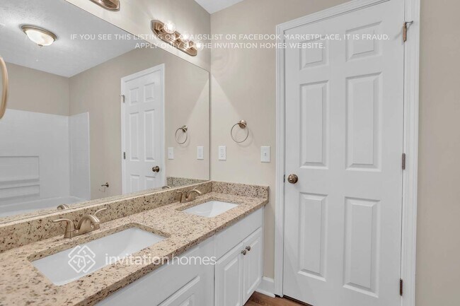 Building Photo - 1810 Collines Ave