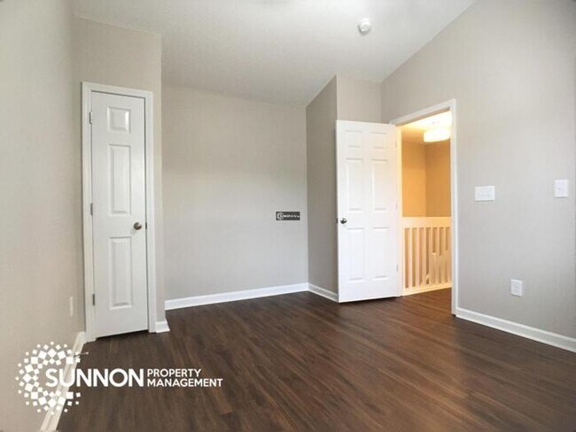 Building Photo - Beautiful End Unit Townhome in Mallard Creek!