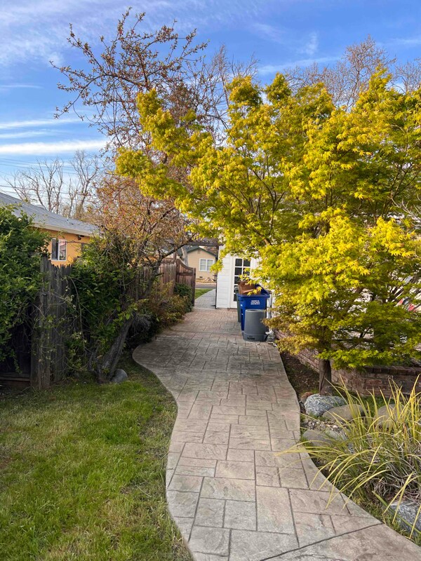 Building Photo - 139 Roslyn Dr