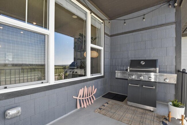 Building Photo - 6826 School House Dr