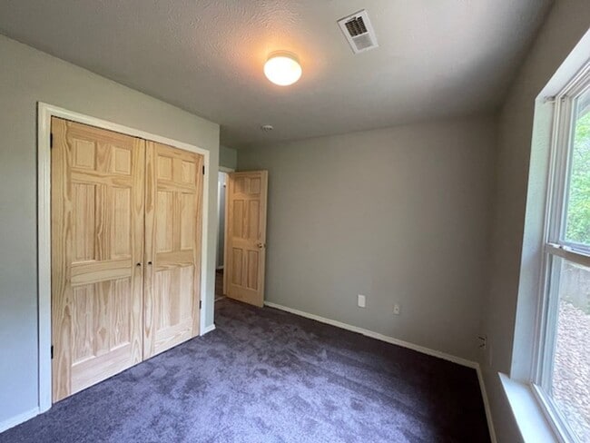 Building Photo - 3 Bedroom Home in Merriam Woods!