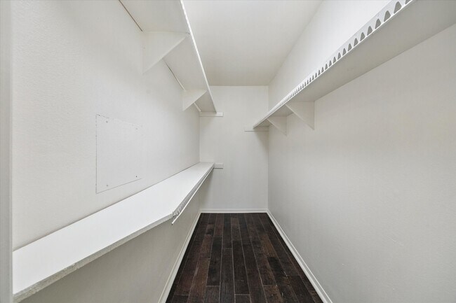 Building Photo - 353 N Post Oak Ln