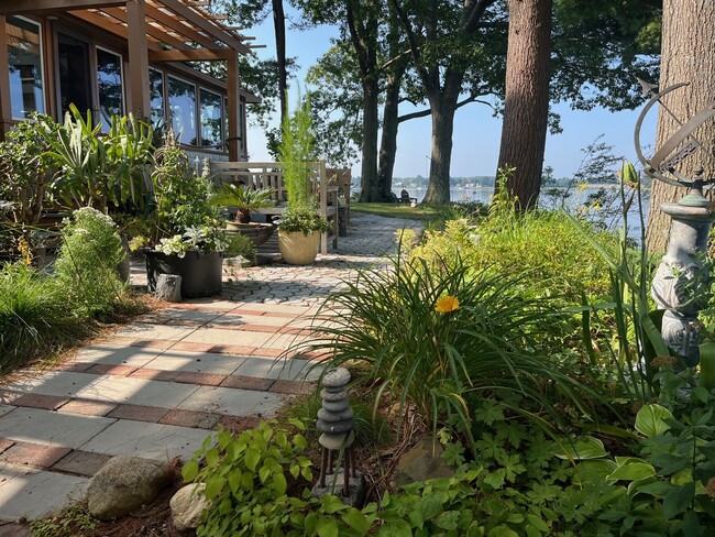 Building Photo - 46 Rogers Pt Dr