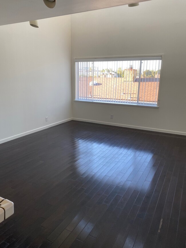 Building Photo - 209 N Venice Blvd