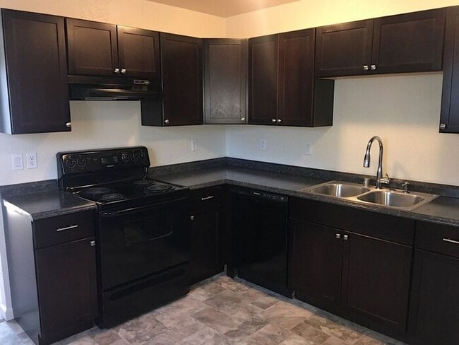 Building Photo - Reno Duplex - Garage, Dishwasher, Washer/Dryer Hookups, Central A/C