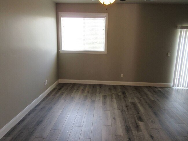 Building Photo - ** Move-in Discount** Newer Town home living in the heart of Cedar City!
