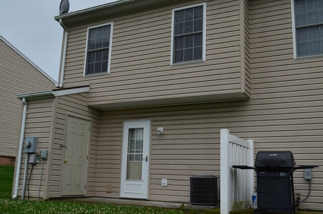 Building Photo - Charming Broadway Townhome