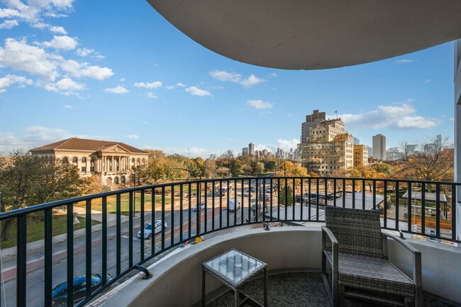 Building Photo - 2020 N Lincoln Park W