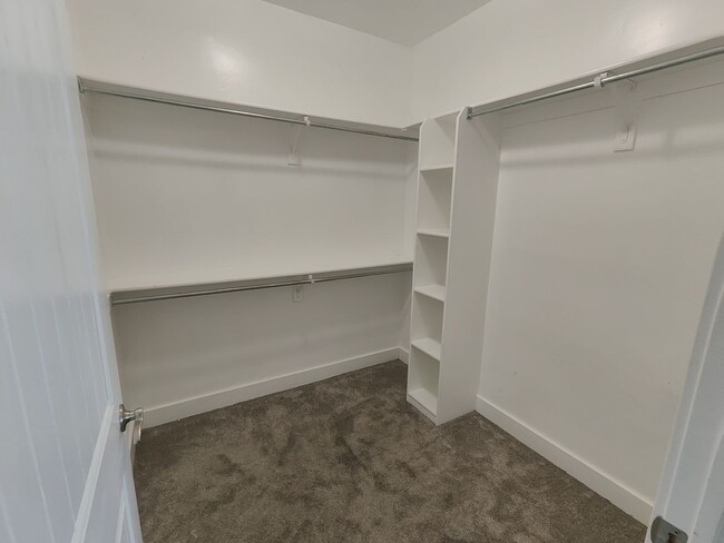 Building Photo - Charming 3-Bed, 2-Bath Condo - Two Weeks F...