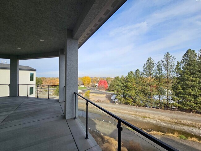 Building Photo - Rambler/Basement with Territorial Views