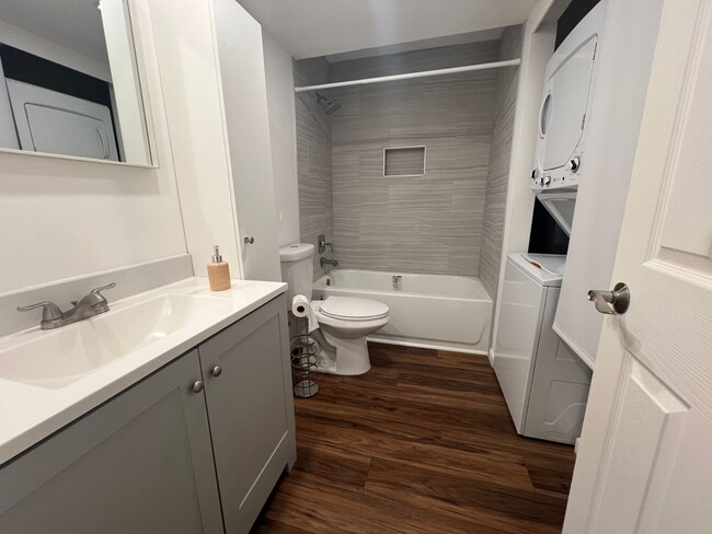 Building Photo - Renovated Top-Floor Condo in Prime Kirklan...