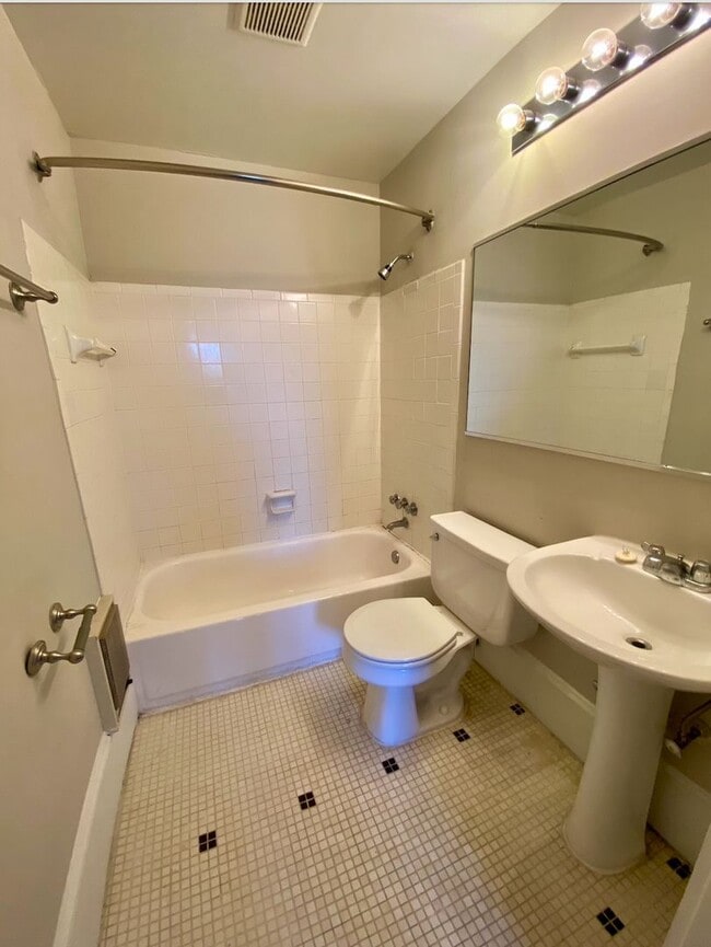 Building Photo - Quaint & Unique One Bedroom Apartment in Poncey-Highland