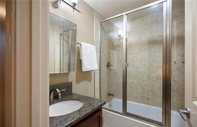 Building Photo - High-End Comfort in Every Detail