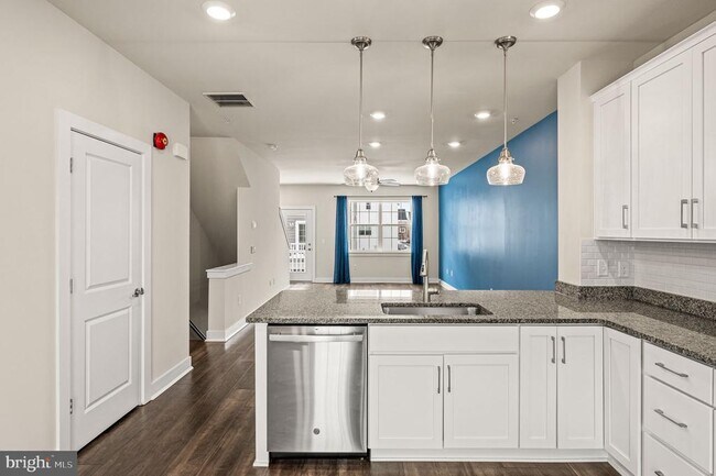 Building Photo - 127 Gaslight Aly