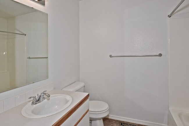 Building Photo - Convenient 3 Bedroom 2 Bathroom Southeast Townhome