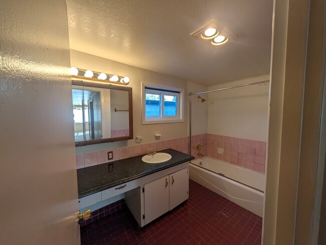 Building Photo - 133 NE Main St