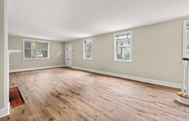 Building Photo - Harleston Village 3 Bed/2.5 Bath Gem Avail...