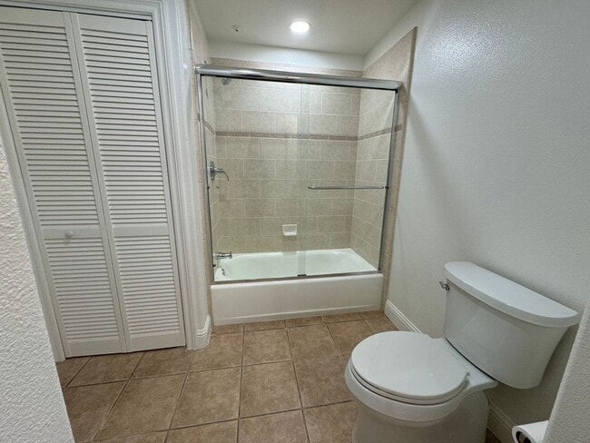 Building Photo - Updated Top Floor Unit -- Perfect Commuter Location -- Walking Distance to Laurel Street -- Must ...
