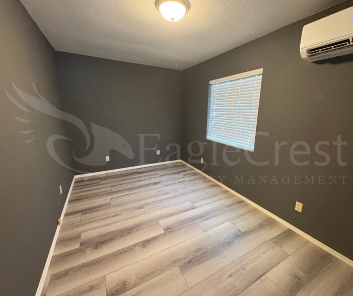 Building Photo - Roseville Lane Apartments