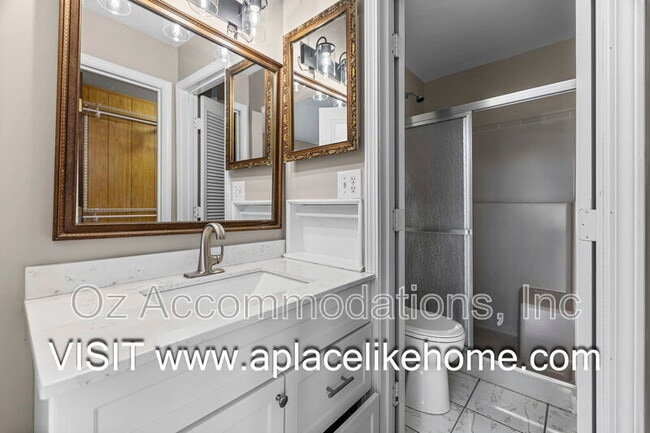 Building Photo - 6535 Melrose Ln