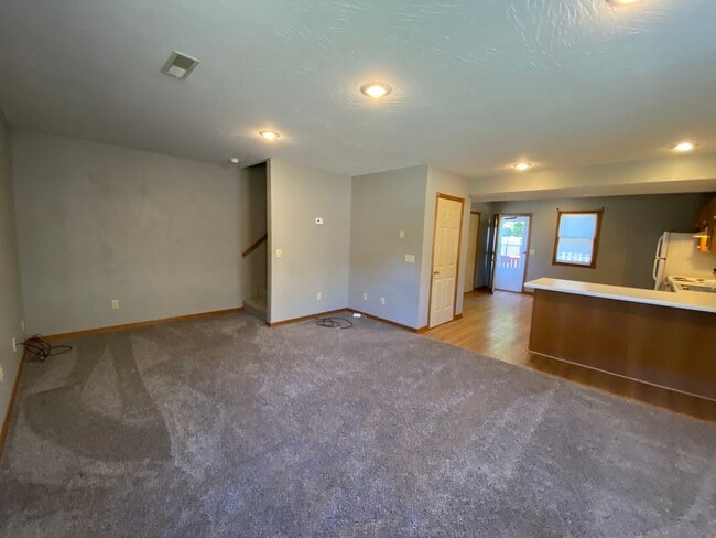 Building Photo - Great 2 bedroom 1.5 bathroom  Duplex