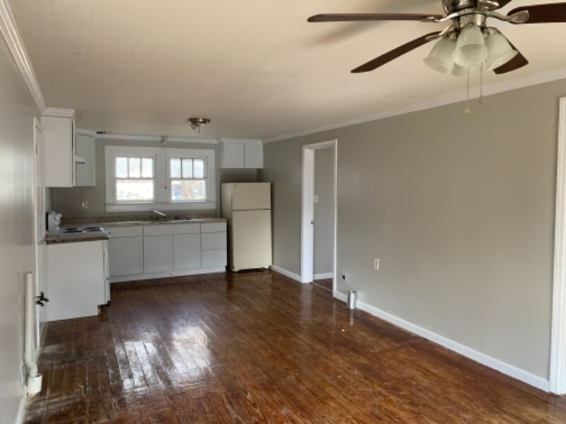 Building Photo - 911 E Ash St