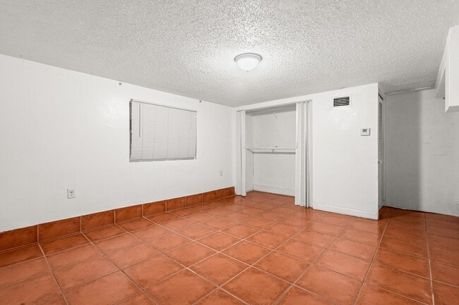Building Photo - 4985 Gulfstream Rd