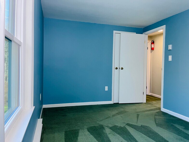 Building Photo - 452 Richmond Rd