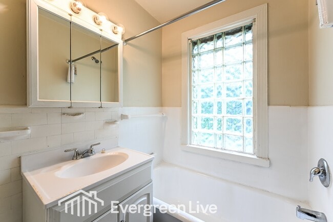 Building Photo - 192 1/2 St Joseph St