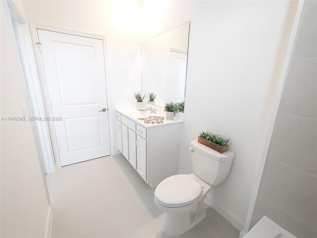 Building Photo - 400 SE Crossoak Ln