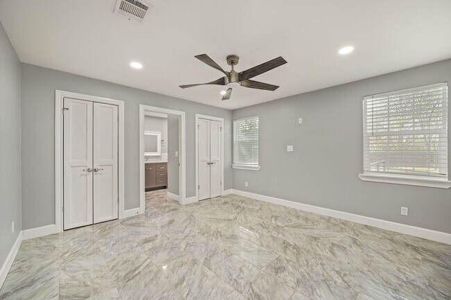 Building Photo - 5001 Canella Dr