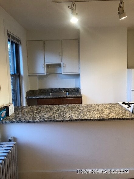 Building Photo - 39 Beacon St