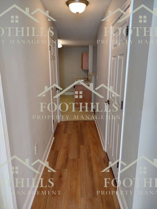 Building Photo - 213 Lookover Dr