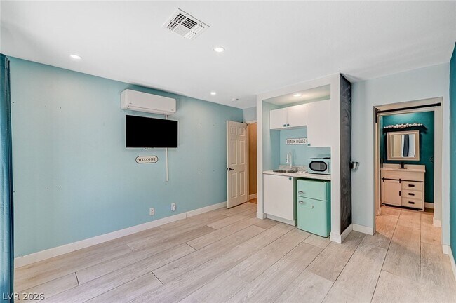 Building Photo - 4153 Woodcrest Rd