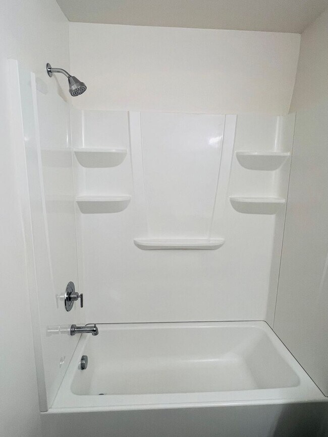 Building Photo - Beautiful new construction town home with ...