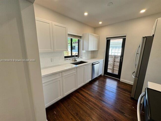 Building Photo - 2210 SW 25th St