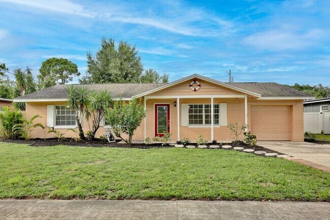 Primary Photo - Beautiful 3/2 Spacious Pool Home with a Fe...